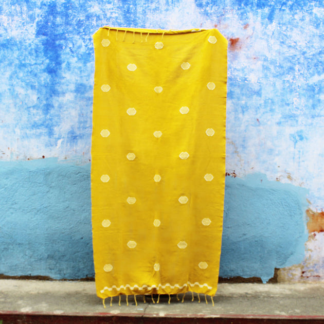 Que Linda Beach Throw